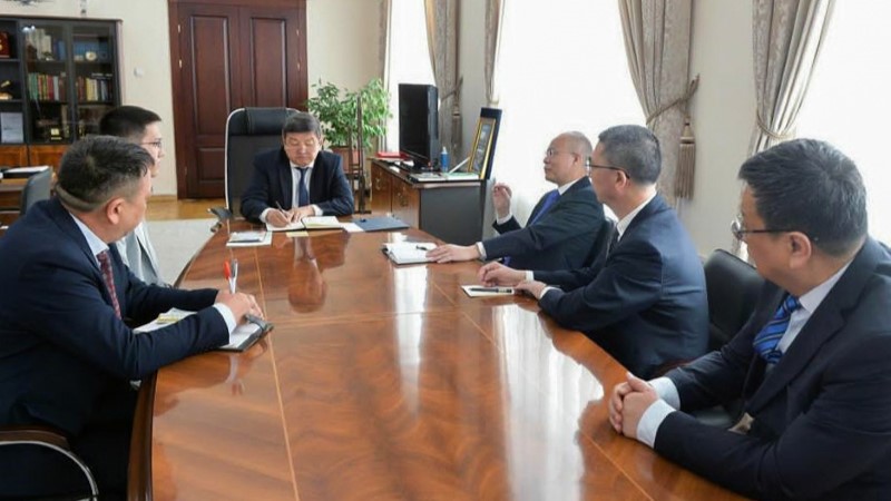 吉爾吉斯斯坦總理扎帕羅夫會見萬象城awc礦業代表團