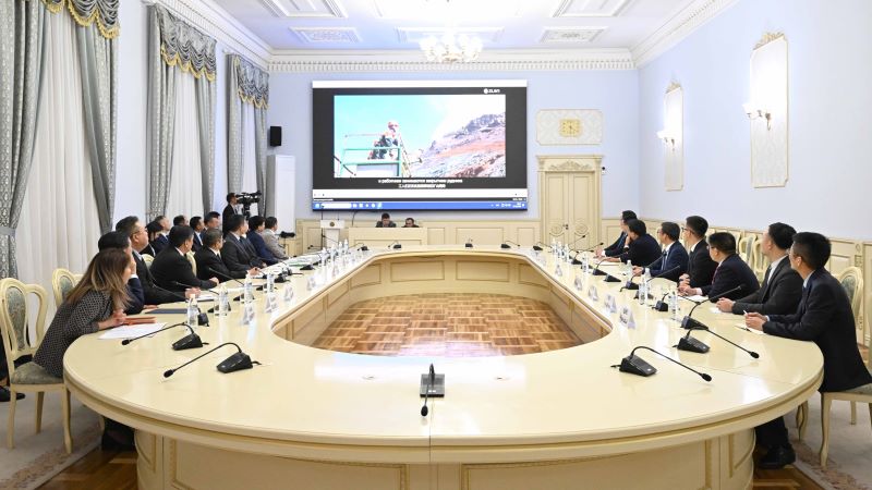 吉爾吉斯斯坦總理阿·扎帕羅夫會見萬象城awc礦業總裁鄒來昌